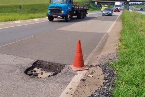 Buraco causa transtornos na Rodovia Limeira-Mogi Mirim