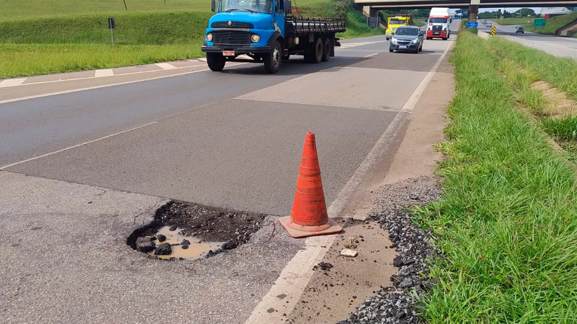 Buraco causa transtornos na Rodovia Limeira-Mogi Mirim