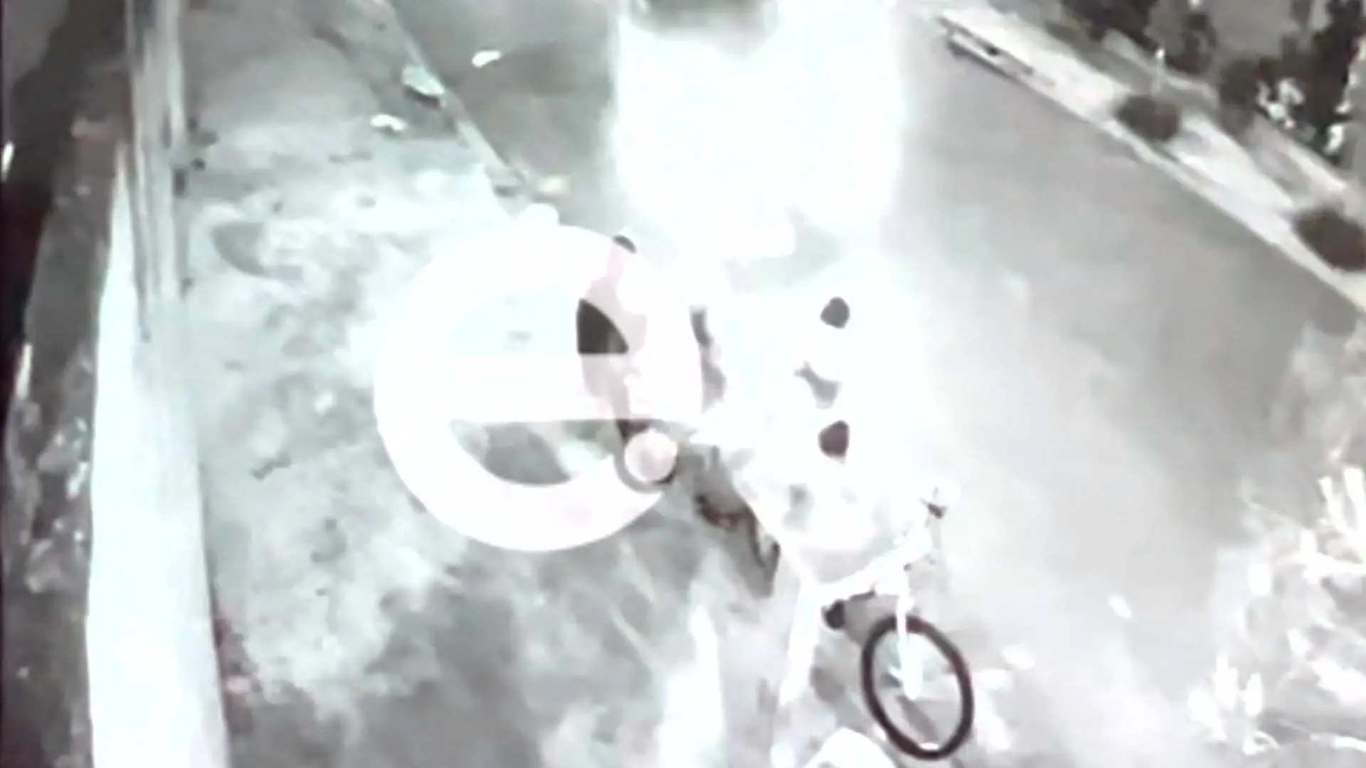 Câmera de segurança flagra momento que motorista atropela crianças, em Limeira