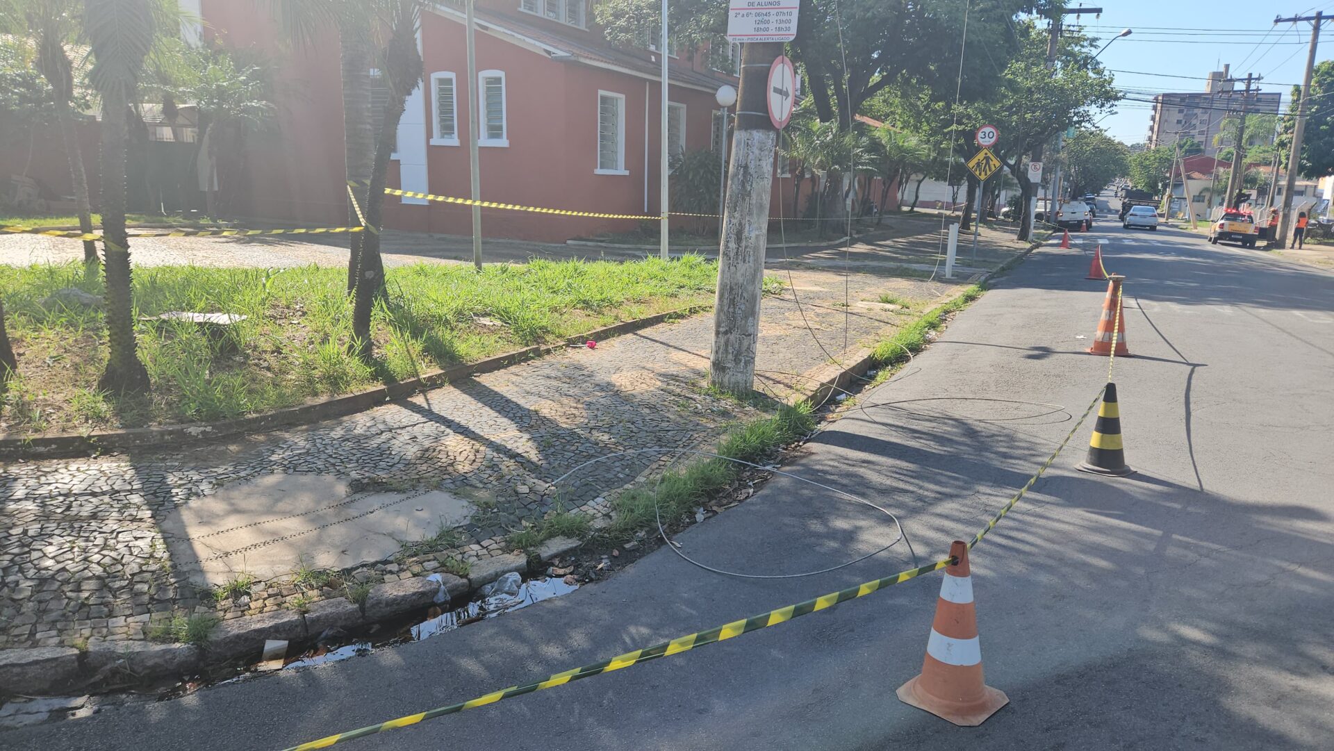 Caminhão enrosca em fiação na Av. São Sebastião e deixa E.E Leovegildo sem energia