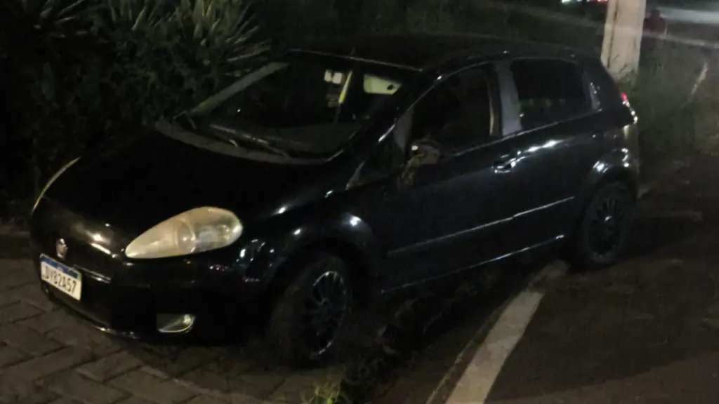 Condutor-do-Fiat-Punto-atingiu-a-motociclista-da-Biz