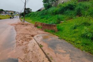 Deslizamento de terra deixa Anel Viário cheio de lama, em Limeira 