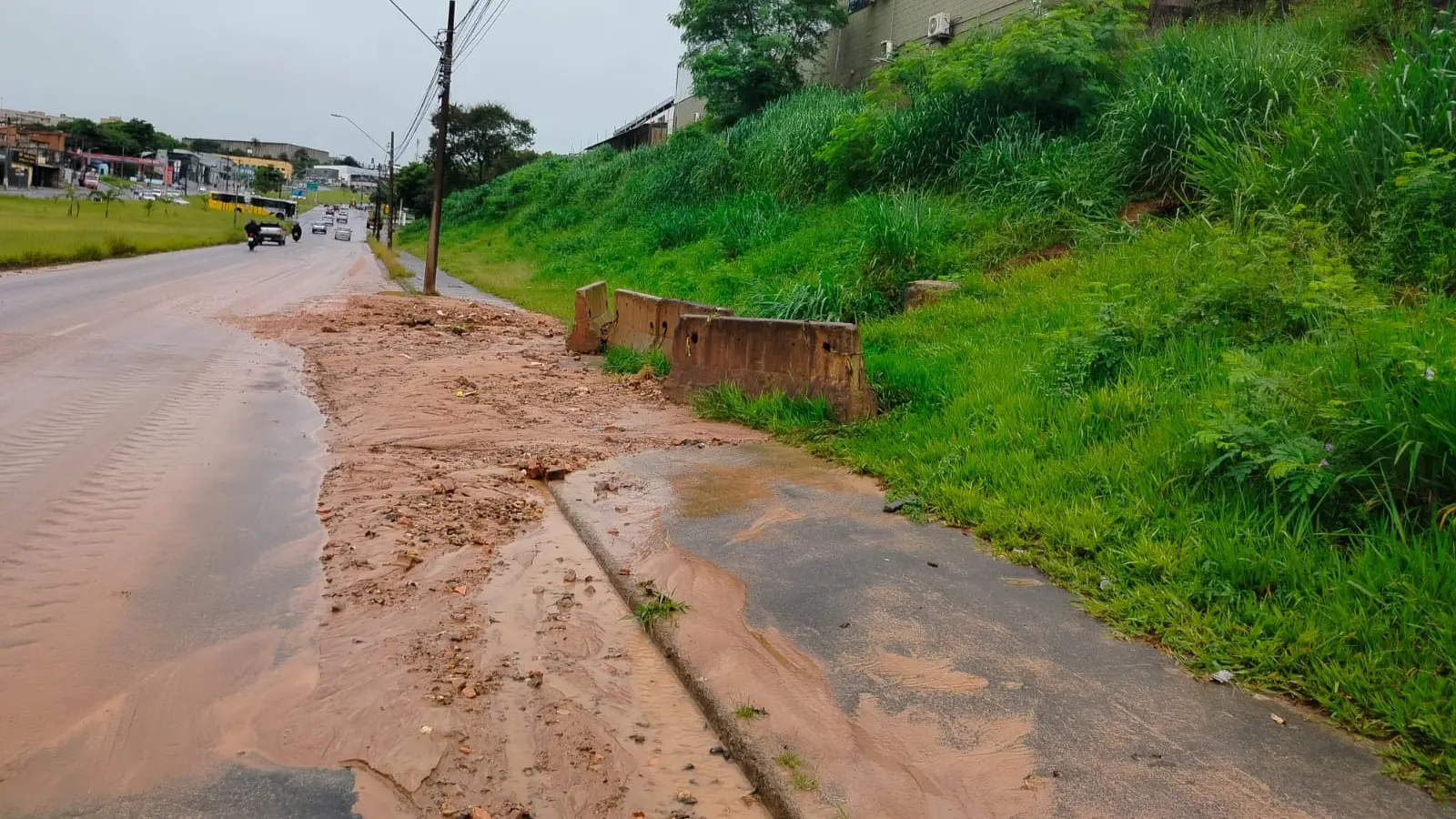 Deslizamento de terra deixa Anel Viário cheio de lama, em Limeira