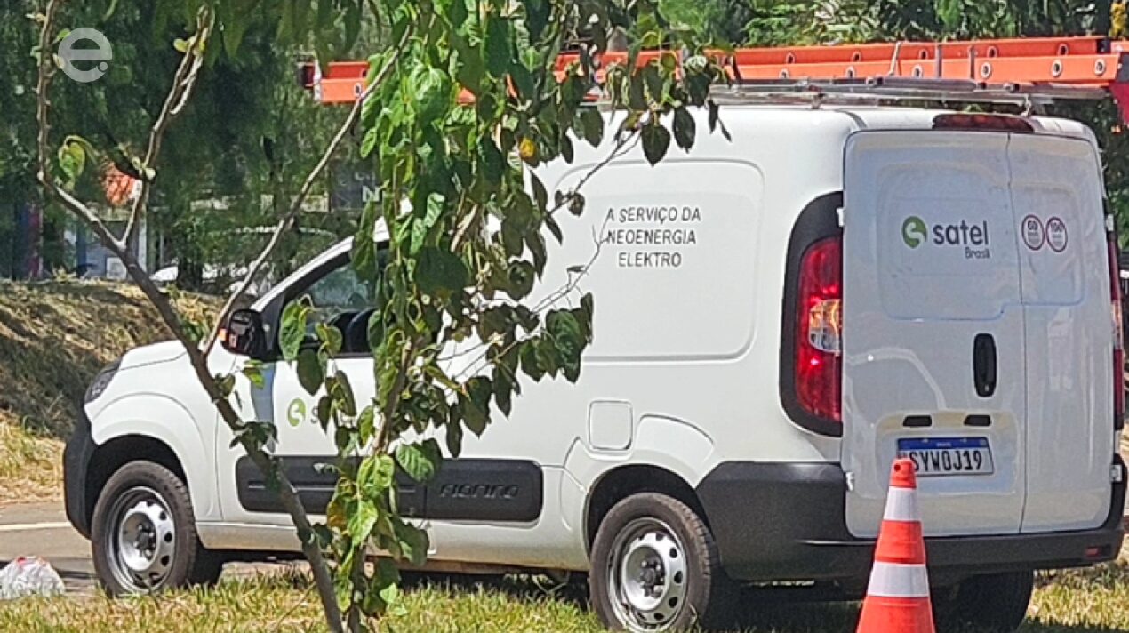 Empresa contratada pela Neoenergia Elektro corta fios de internet em Limeira