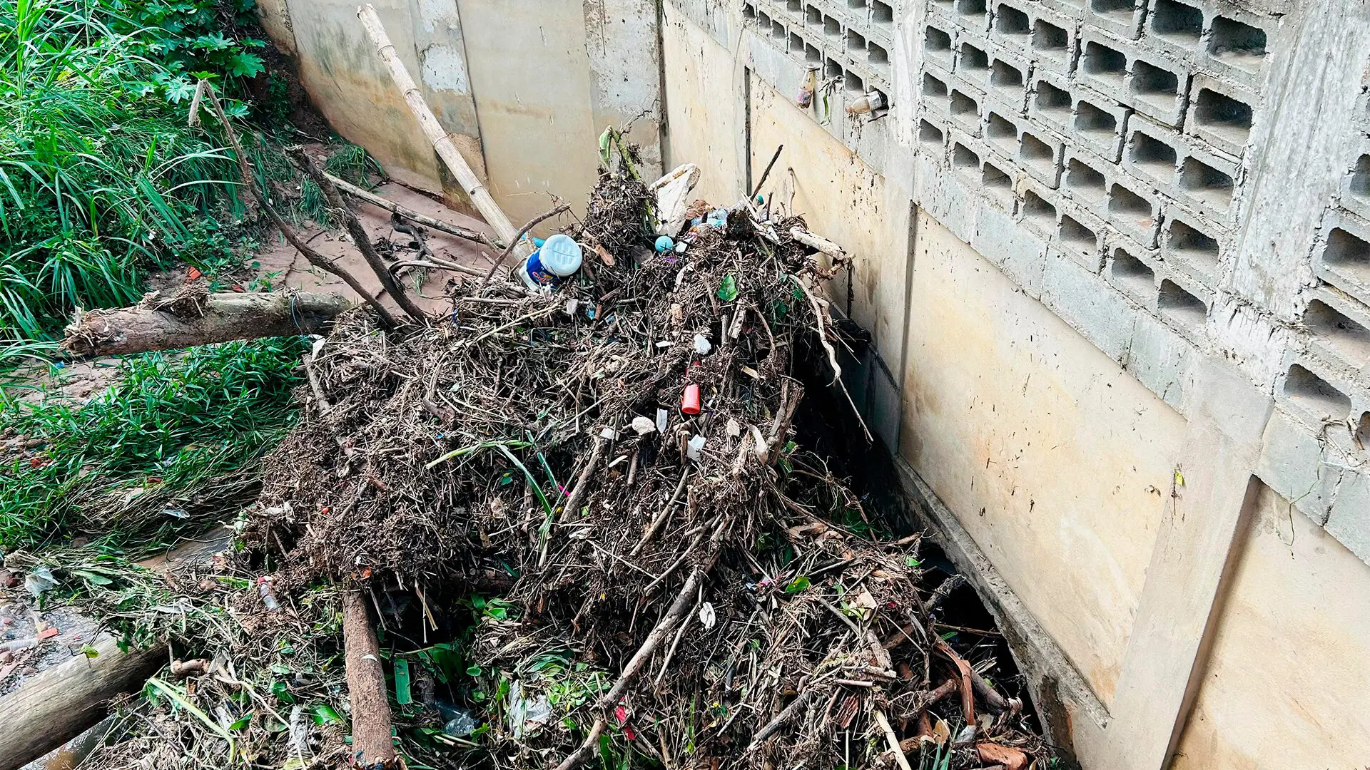 Galerias na Av. Eduardo Peixoto ficam obstruídas com galhos e lixo acumulados