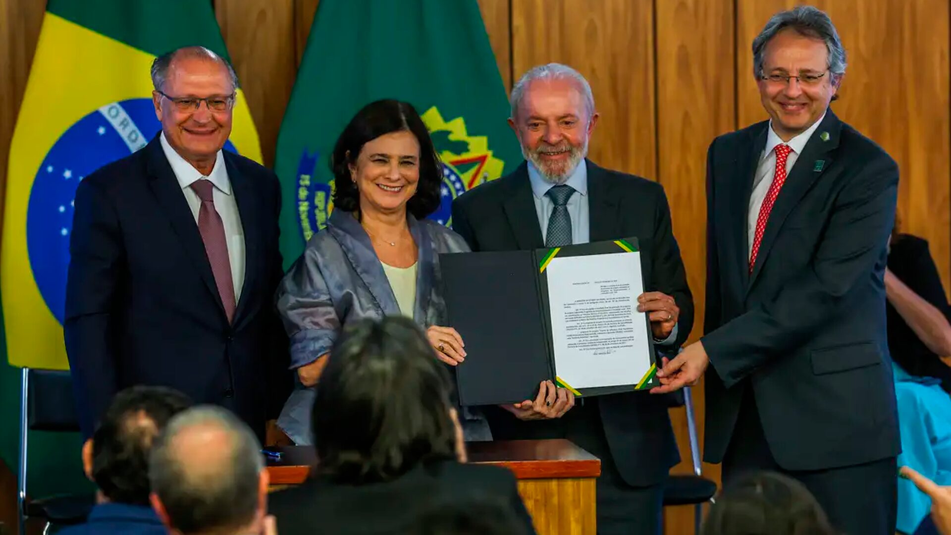 Governo anuncia vacina 100% nacional contra a dengue no SUS em 2026