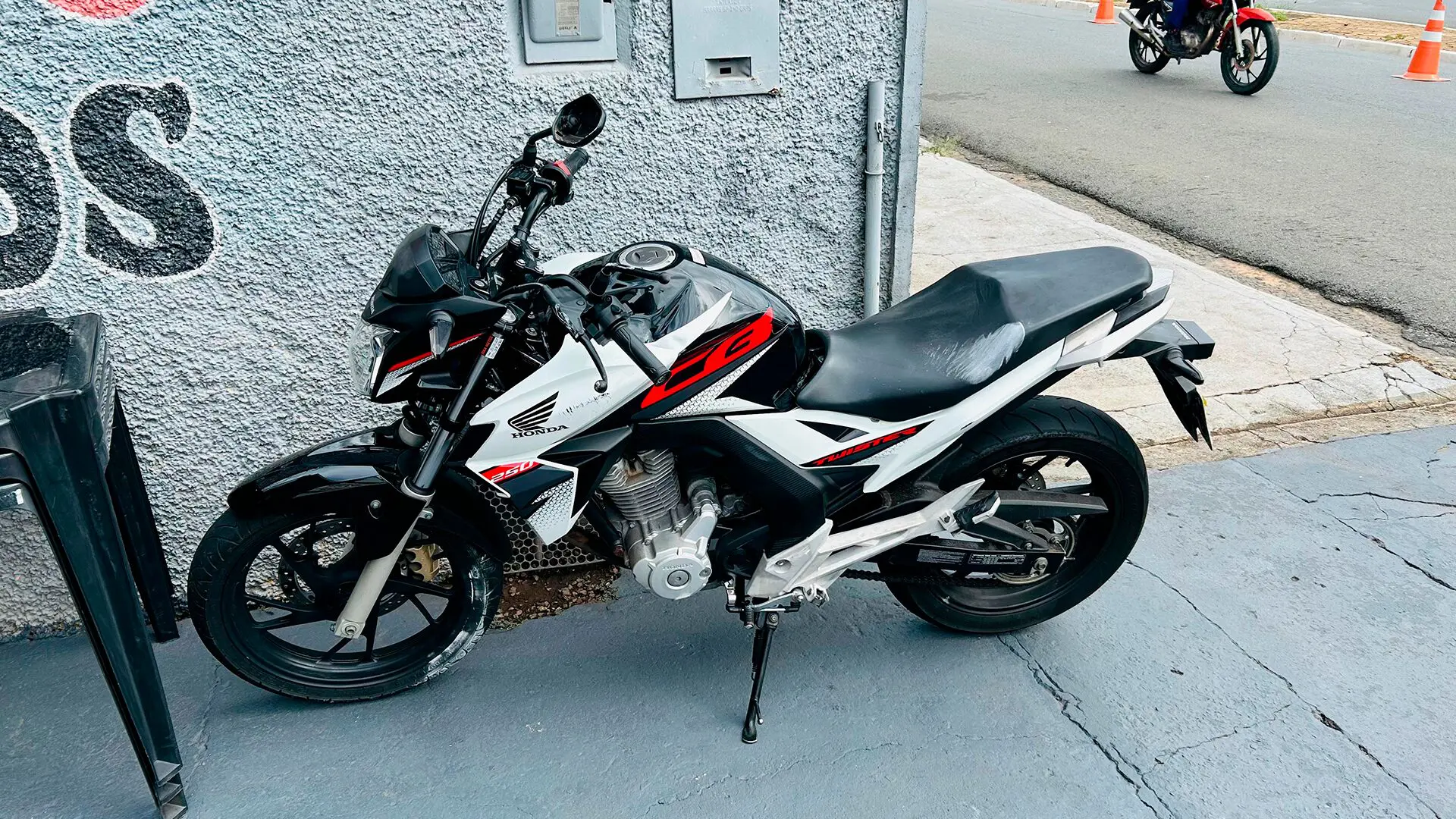 Motociclista fica ferido ao atingir poste durante ultrapassagem em Limeira