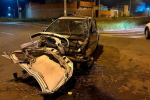 Motorista atinge dois postes e fica ferido no Jd. Ernesto Kuhl, em Limeira