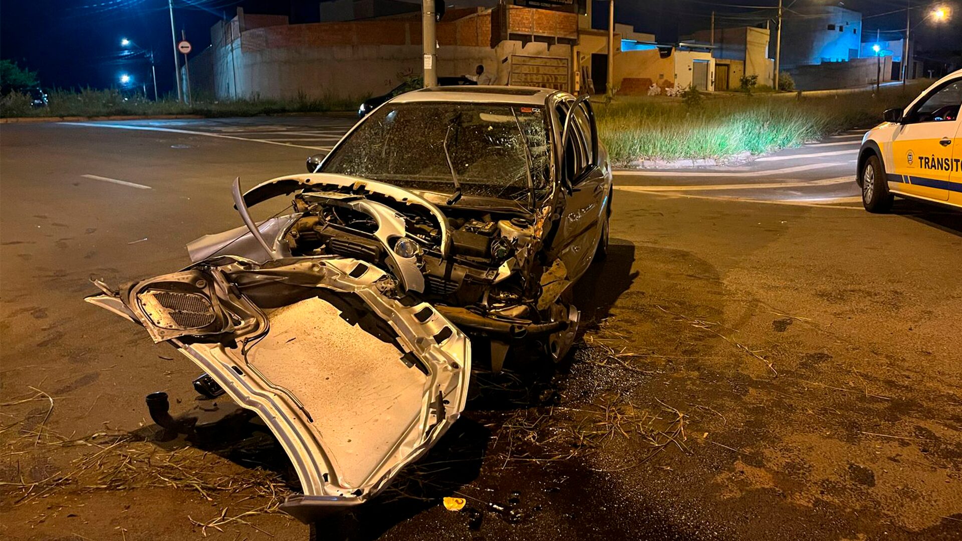 Motorista atinge dois postes e fica ferido no Jd. Ernesto Kuhl, em Limeira