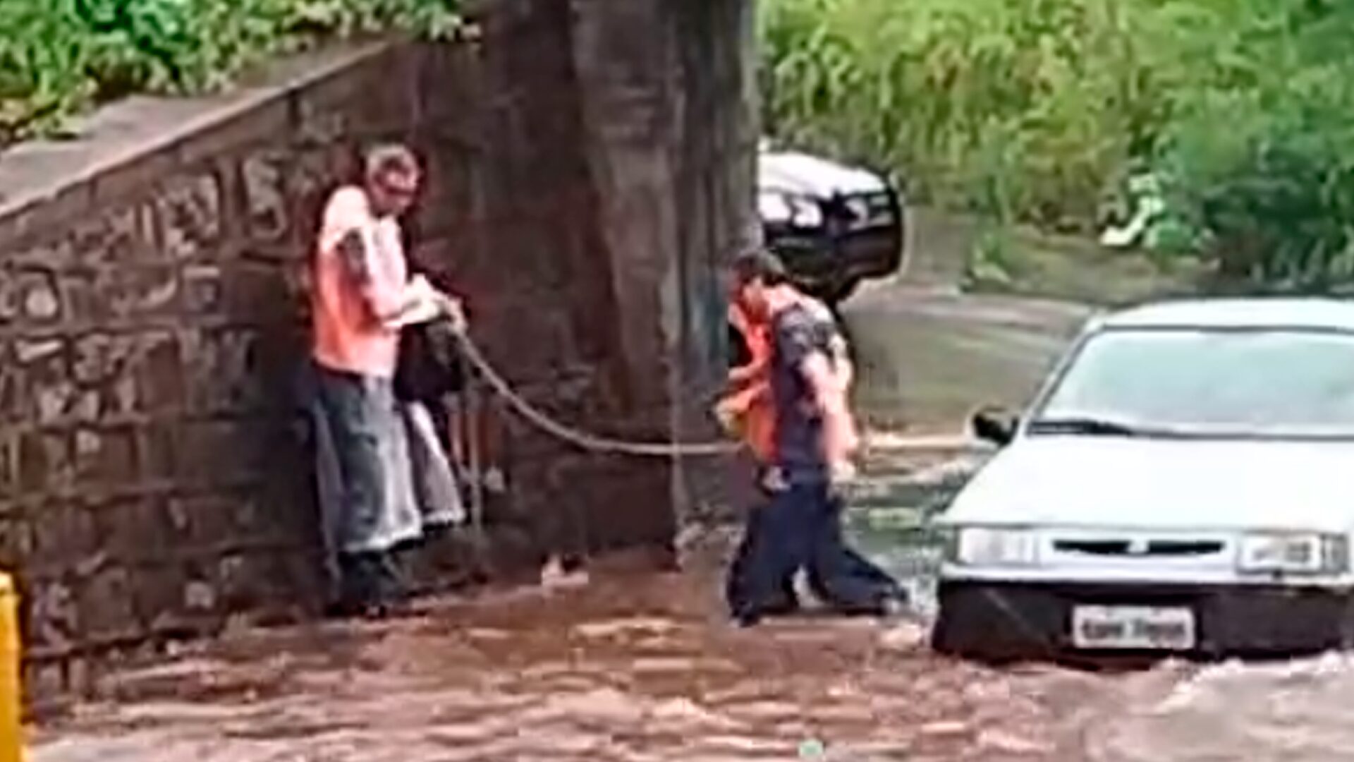 Motorista é resgatado após ficar ilhado em Limeira