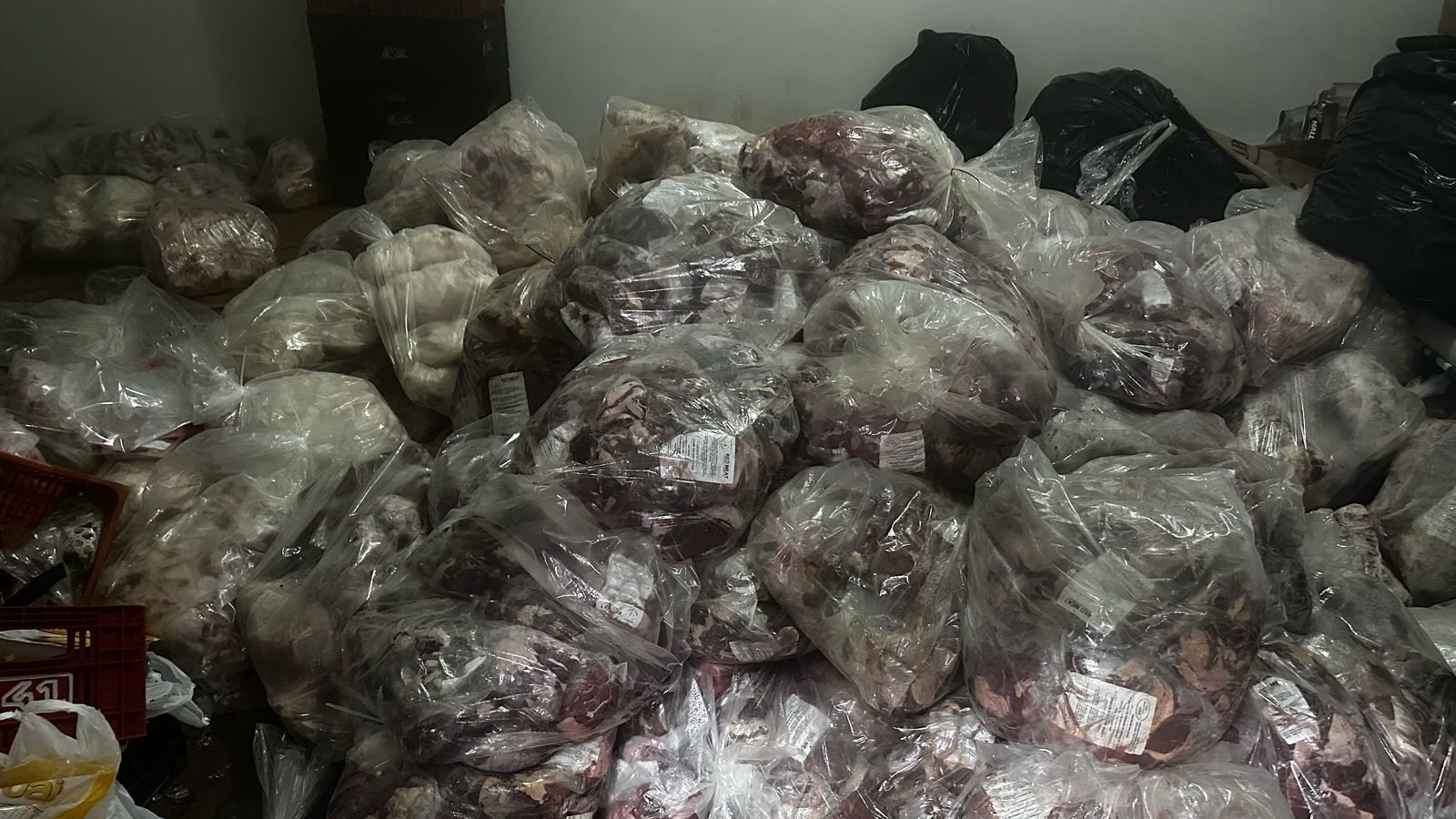 Polícia apreende mais de 10 toneladas de carnes e queijos vencidos em Americana