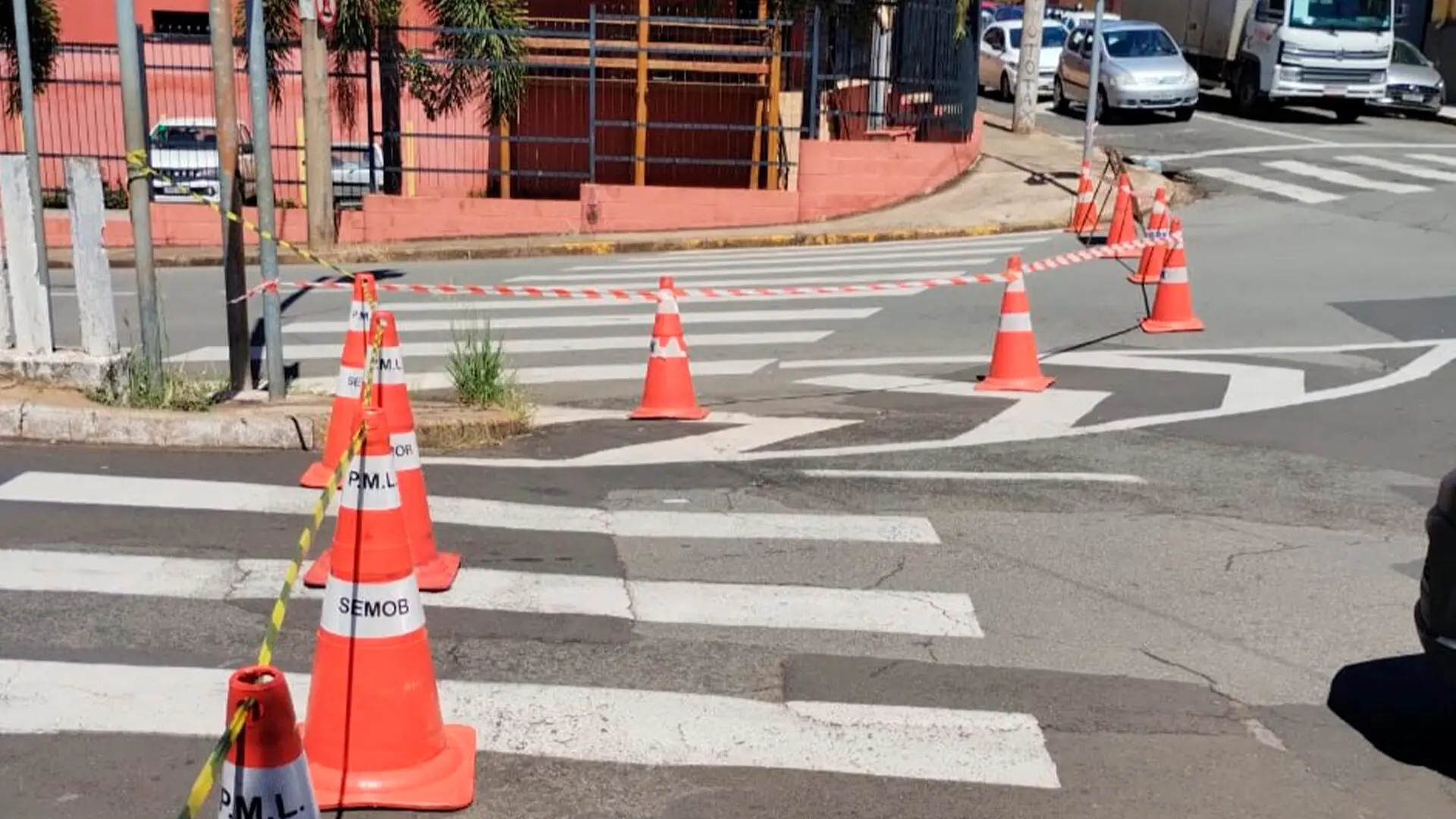 Rompimento de rede de água bloqueia rua no entorno da rodoviária