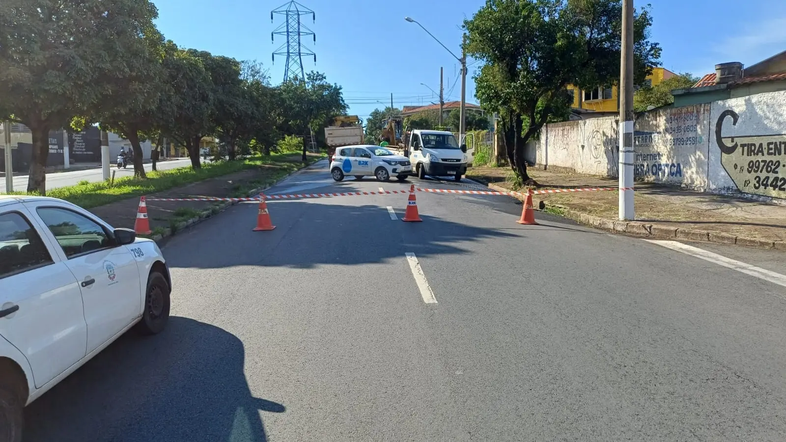 Rompimento em rede de água interdita acesso ao bairro Cecap; reparo está em andamento