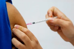 Saúde segue estado e suspende vacina contra a influenza
