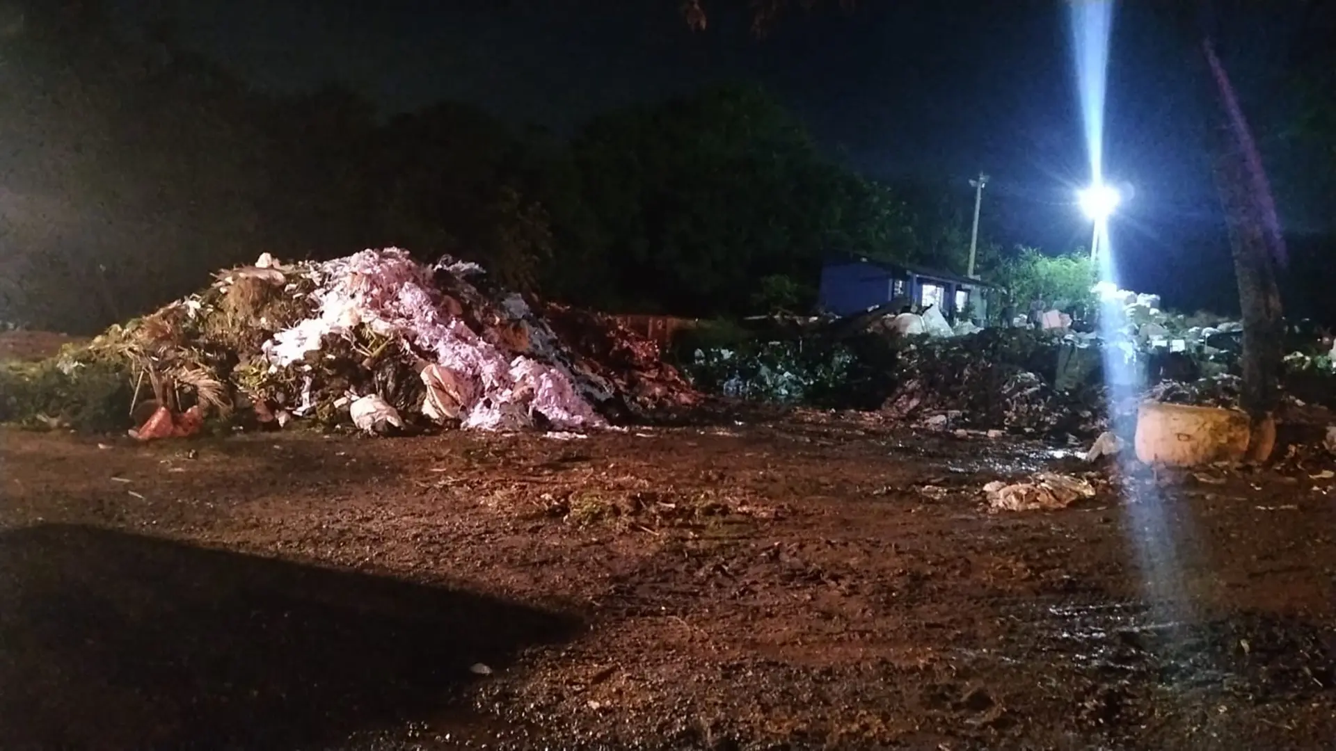 Secretaria de Obras faz rescaldo ecoponto que pegou fogo em Limeira