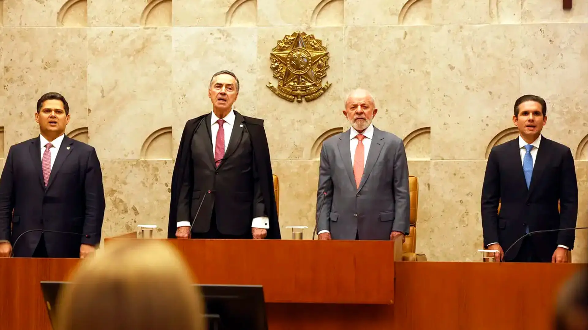 Três Poderes estão unidos pelos princípios da Constituição, diz Barroso