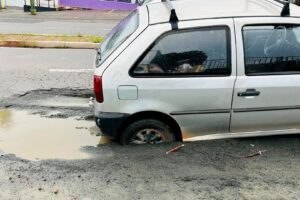 Veículo fica atolado ao passar em buraco na Av. Laranjeiras, em Limeira