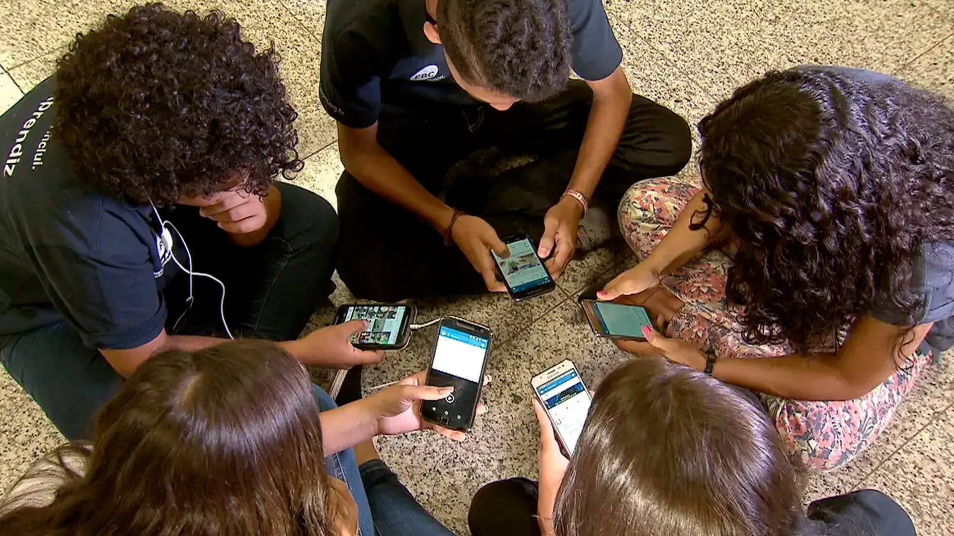 Volta às aulas sem celular: saiba como vai funcionar a nova lei