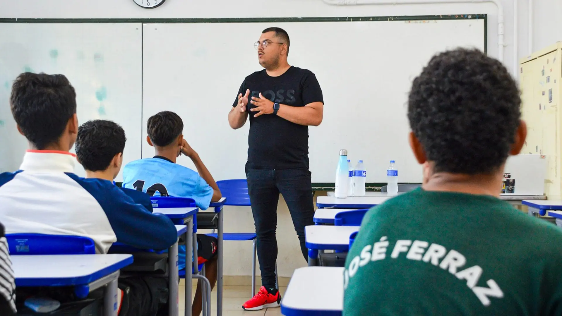 Auxiliar técnico do Independente visita escola e fala sobre os desafios da carreira