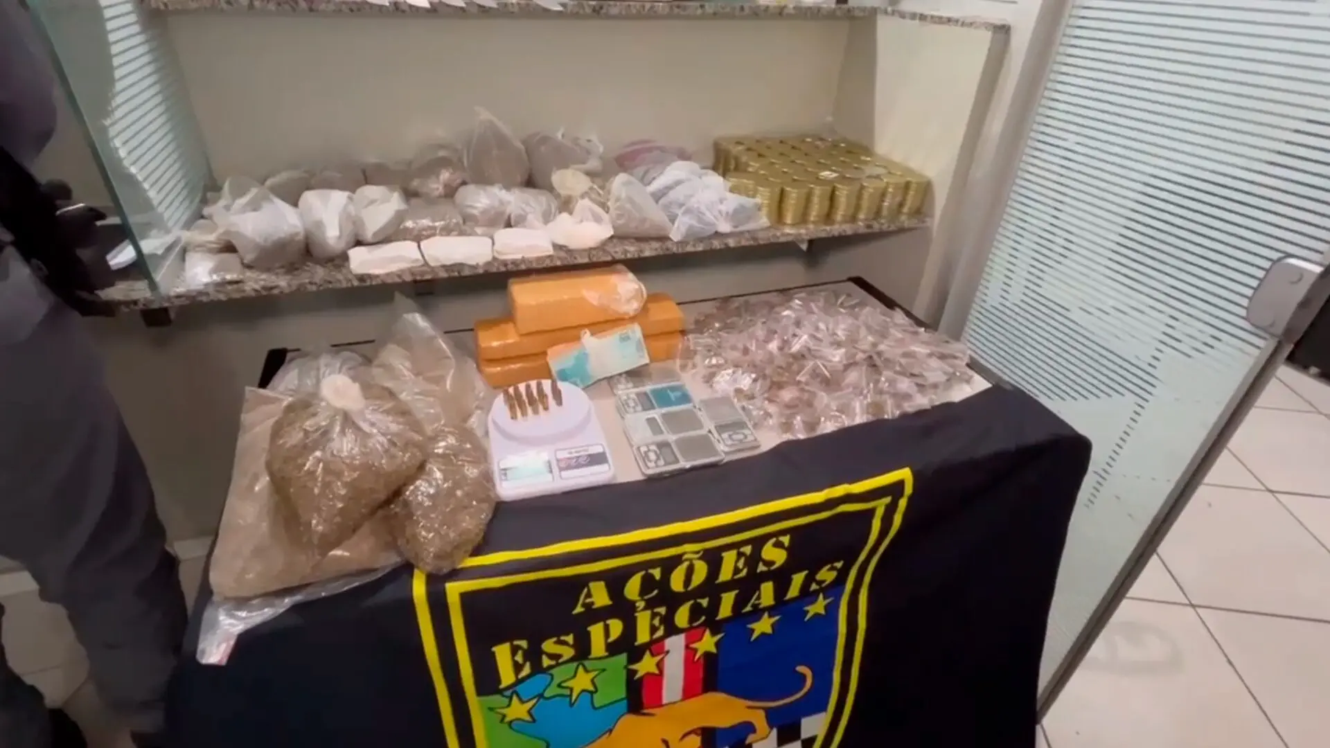BAEP fecha refinaria e apreende grande quantidade de drogas em Limeira