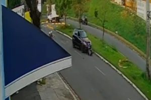 Câmera flagra acidente fatal na Av. Lauro Corrêa