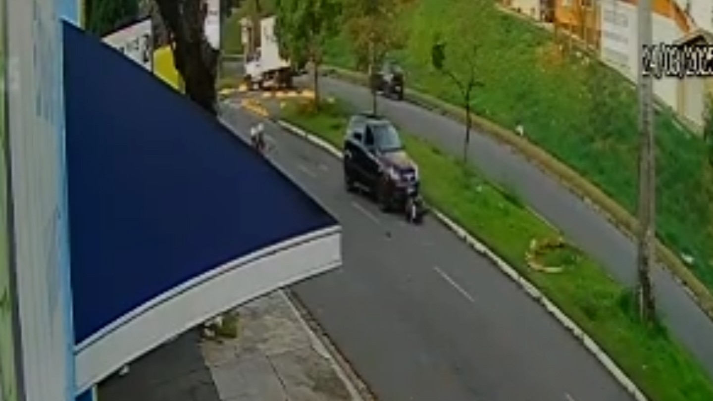 Câmera flagra acidente fatal na Av. Lauro Corrêa