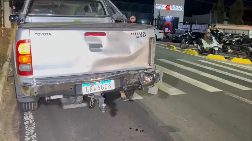 Caminhonete-teve-a-traseira-danificada-com-o-impacto