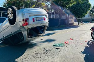 Capotamento na Avenida Assis Brasil deixa motociclista gravemente ferido em Limeira