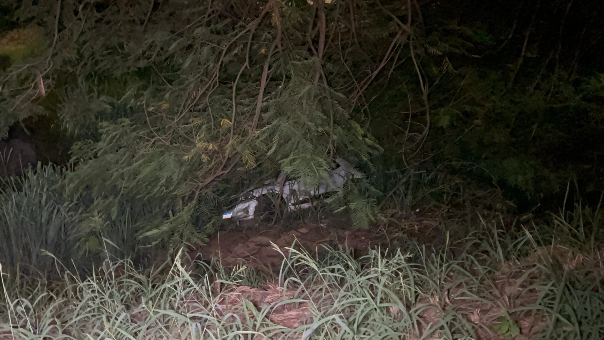 Carro cai em ribanceira após ser fechado no Anel Viário1