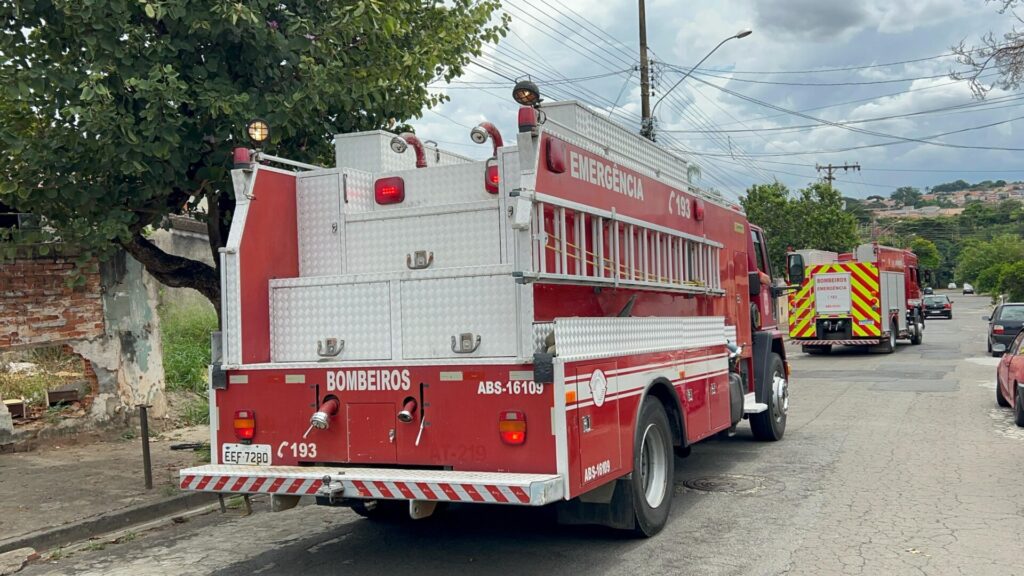 Casa abandonada pega fogo e Bombeiros é acionado no Pq Hipólito 2
