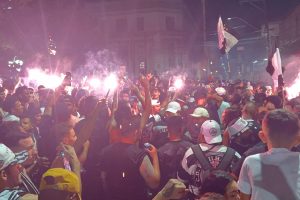Corintianos festejam título paulista na praça Toledo Barros, em Limeira