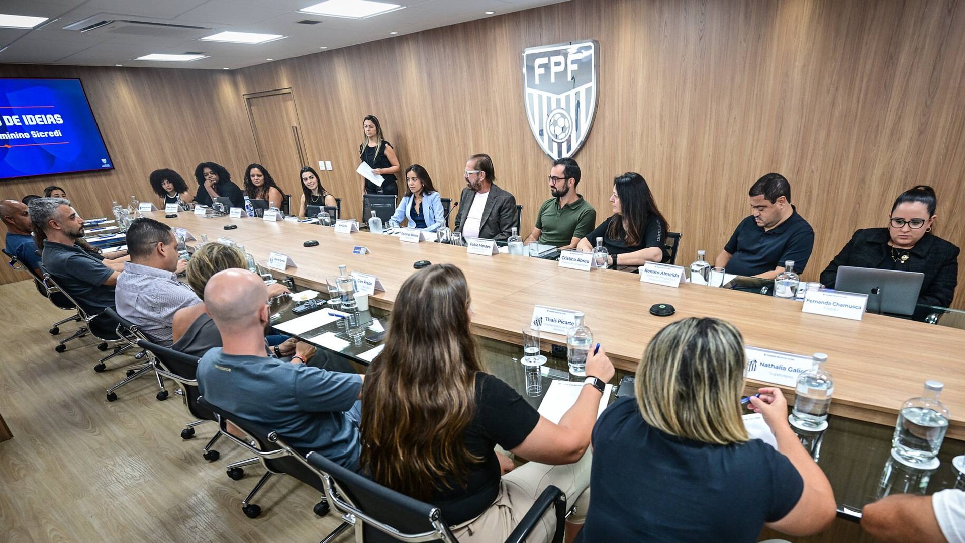 FPF reúne clubes para apresentar ideias e proposta da temporada 2025 do futebol feminino