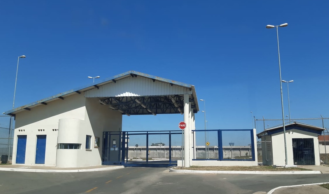 Jovem é presa ao tentar entrar com droga em penitenciária de Limeira