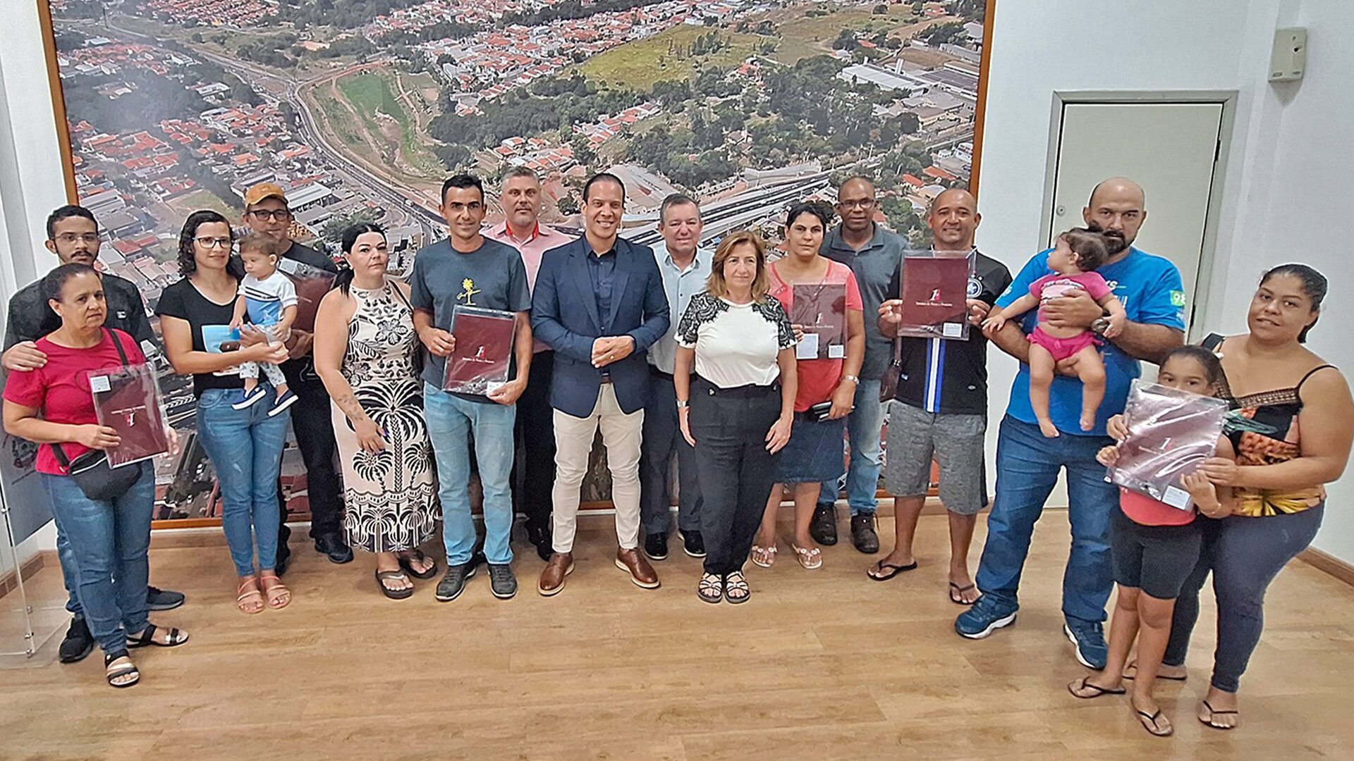 Famílias recebem escrituras de imóveis de interesse social em Limeira