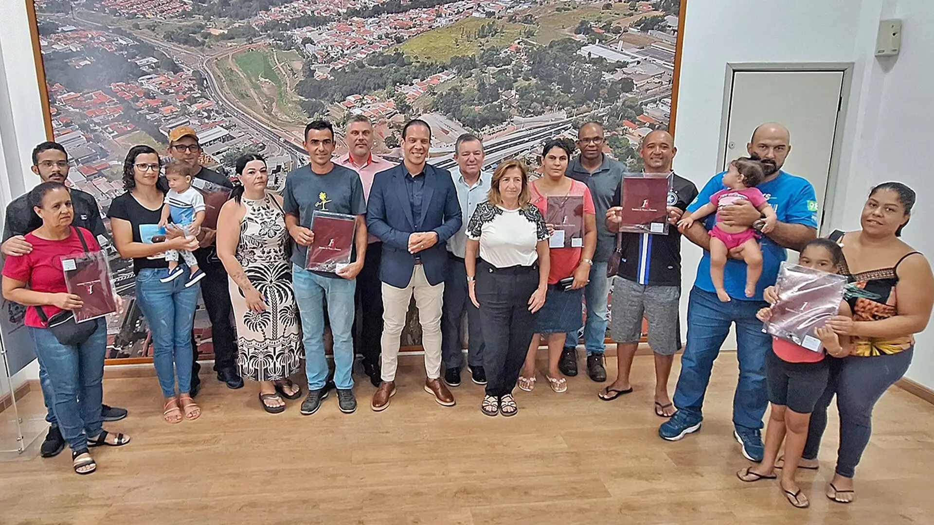 Famílias recebem escrituras de imóveis de interesse social em Limeira