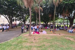 Funcionários públicos se reúnem em frente ao Paço Municipal de Limeira