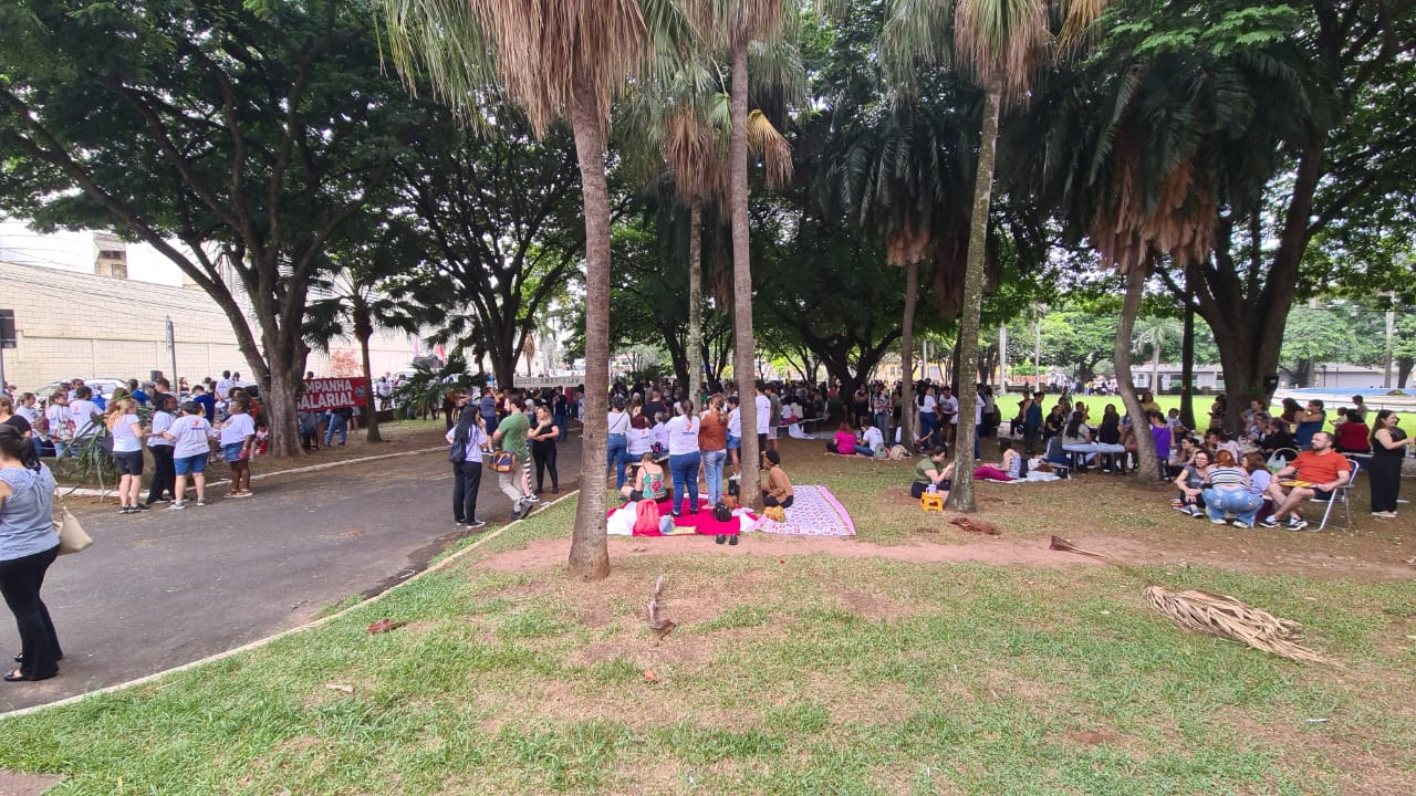 Funcionários públicos se reúnem em frente ao Paço Municipal de Limeira