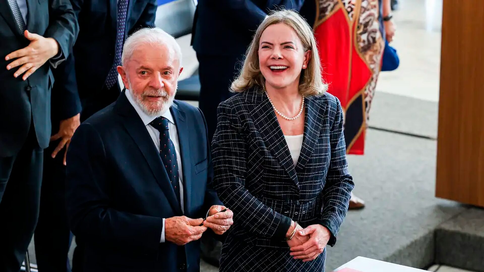 Gleisi Hoffmann cita isenção do IR como prioridade da agenda política