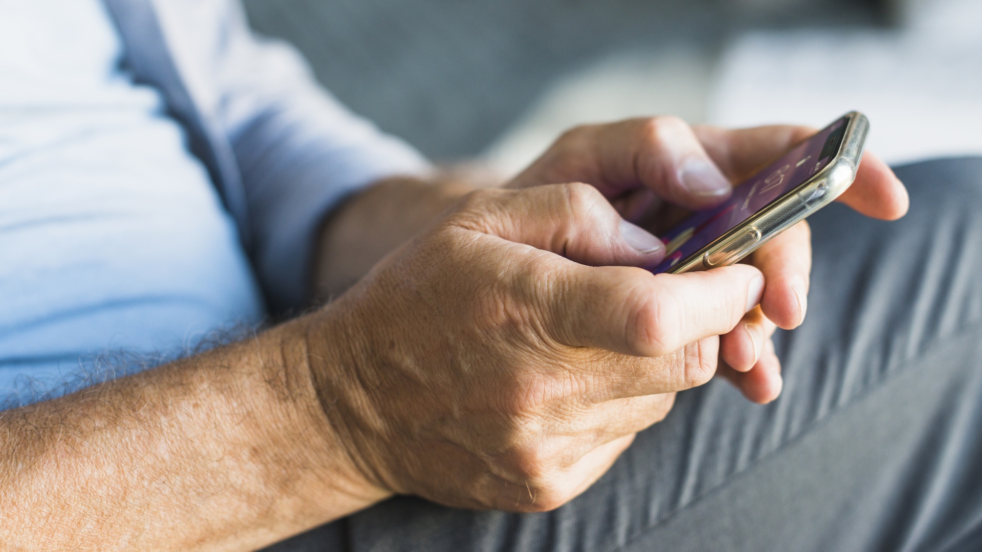 Homem perde R$ 1,9 mil ao pensar que falava com o filho no WhatsApp