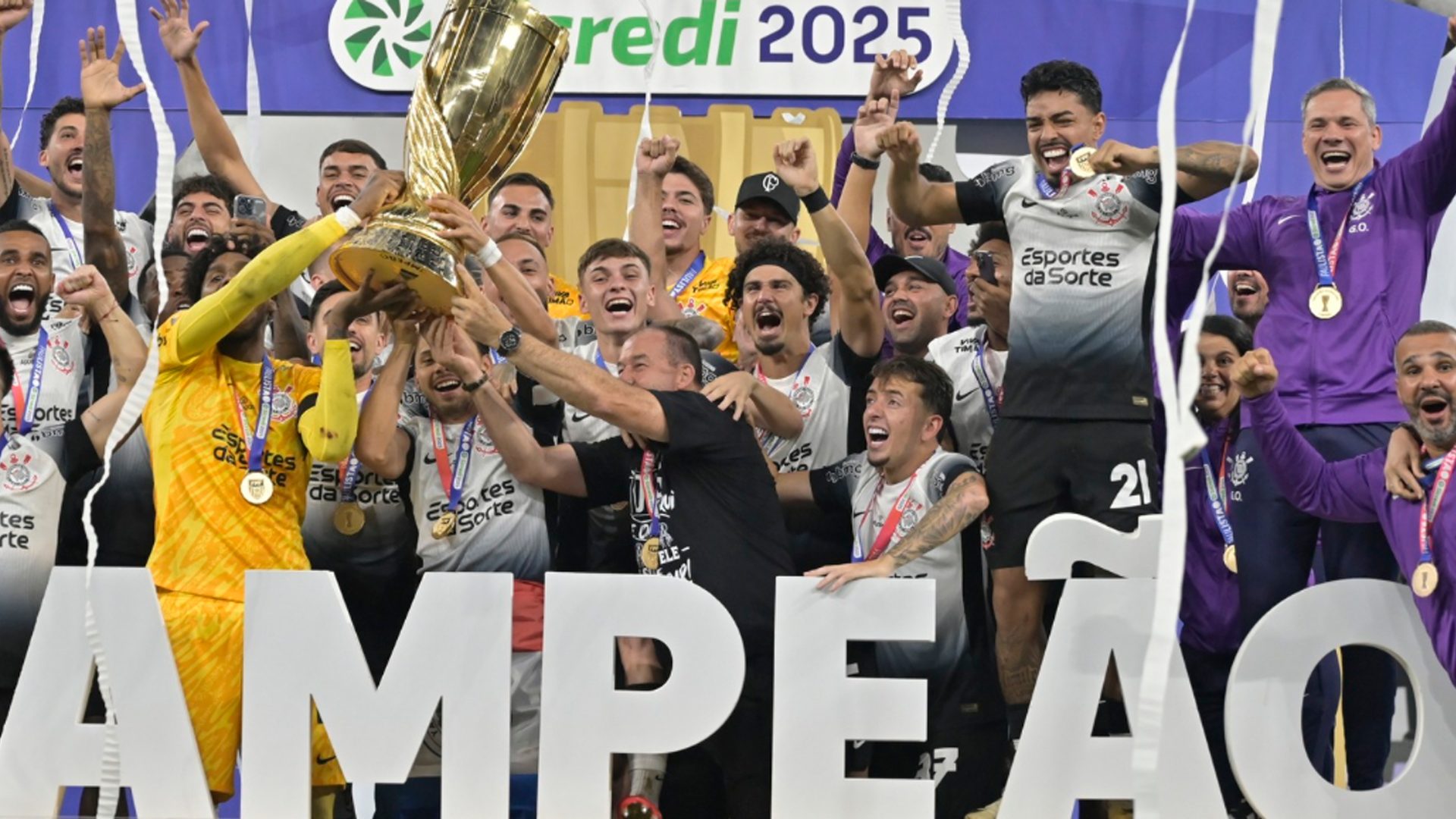 Hugo Souza pega pênalti, Corinthians empata com o Palmeiras e é campeão