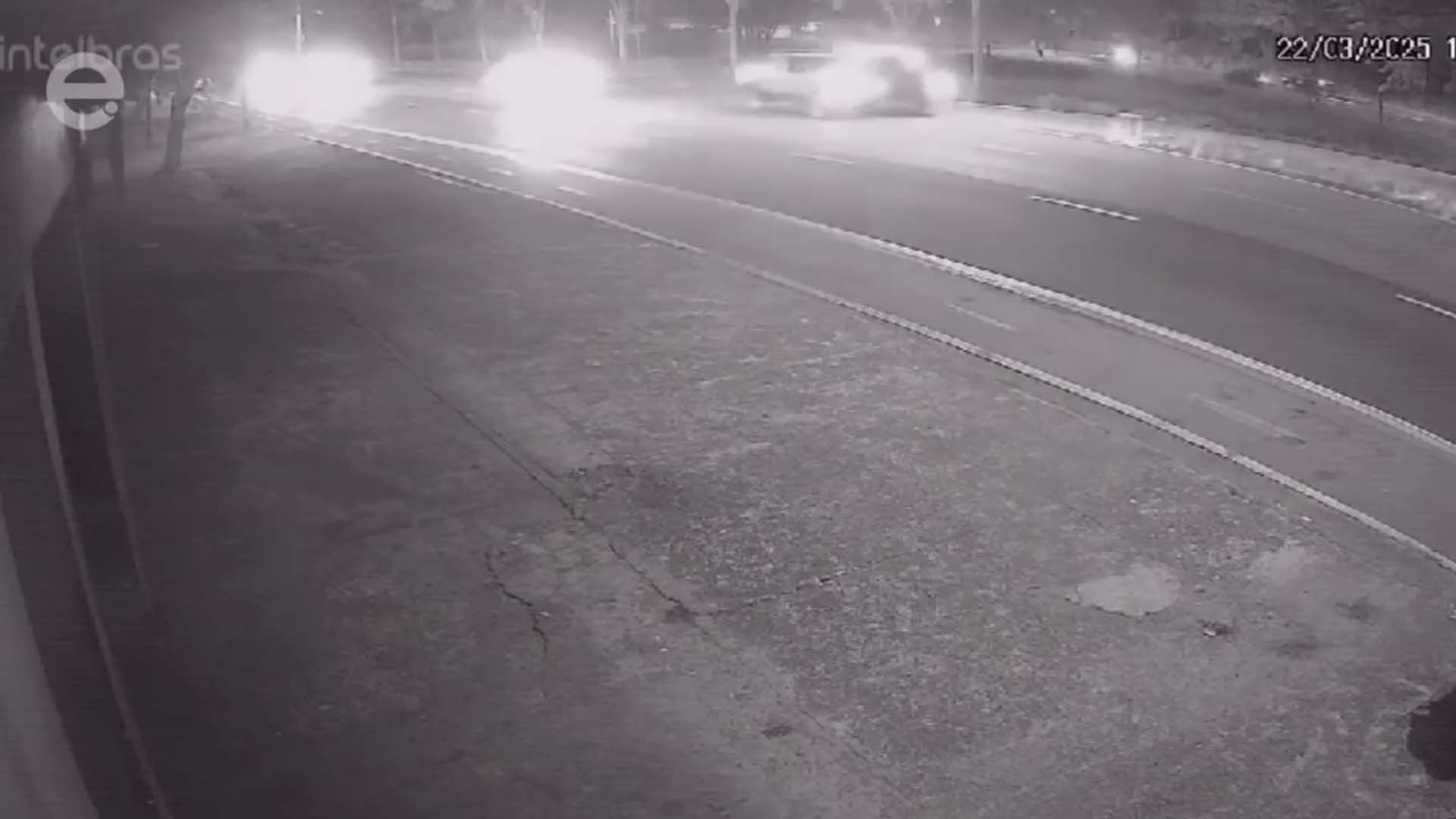 Imagem mostra momento que carro é jogado em ribanceira, em Limeira