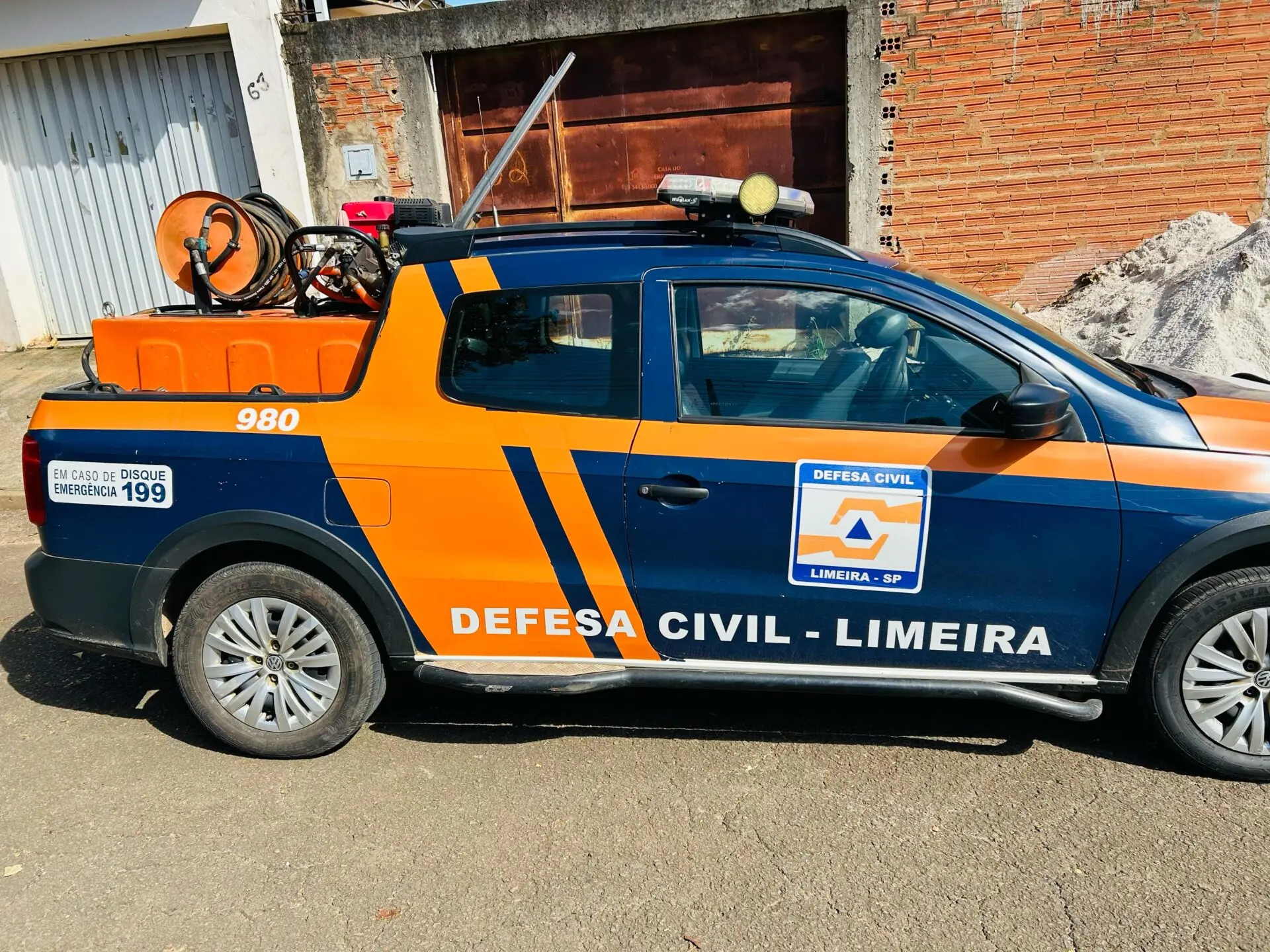 Incêndio é contido pelos Bombeiros após mulher atear fogo em colchão