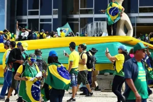 Limeirense é presa nos EUA após entrada ilegal, em ação ligada aos ataques de 81
