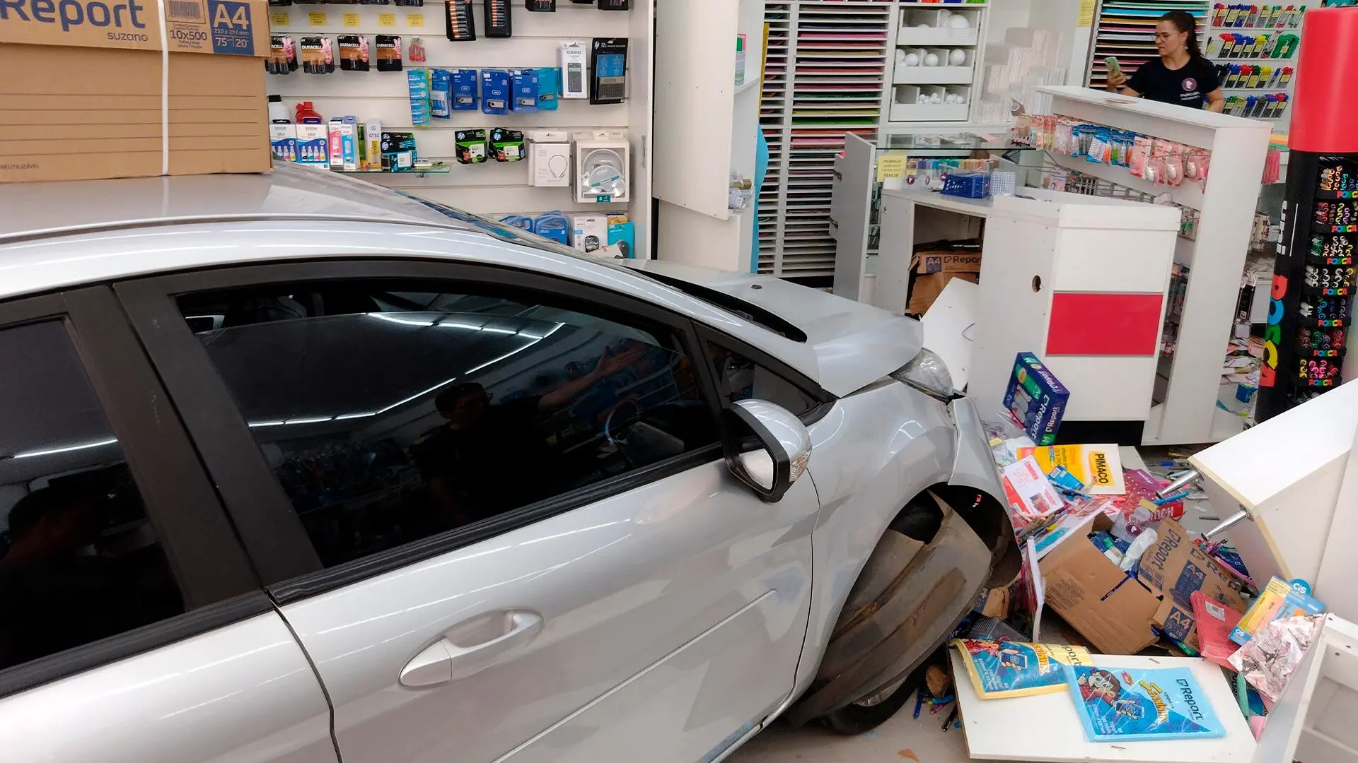 Motorista perde controle e invade papelaria na Vila Cláudia, em Limeira