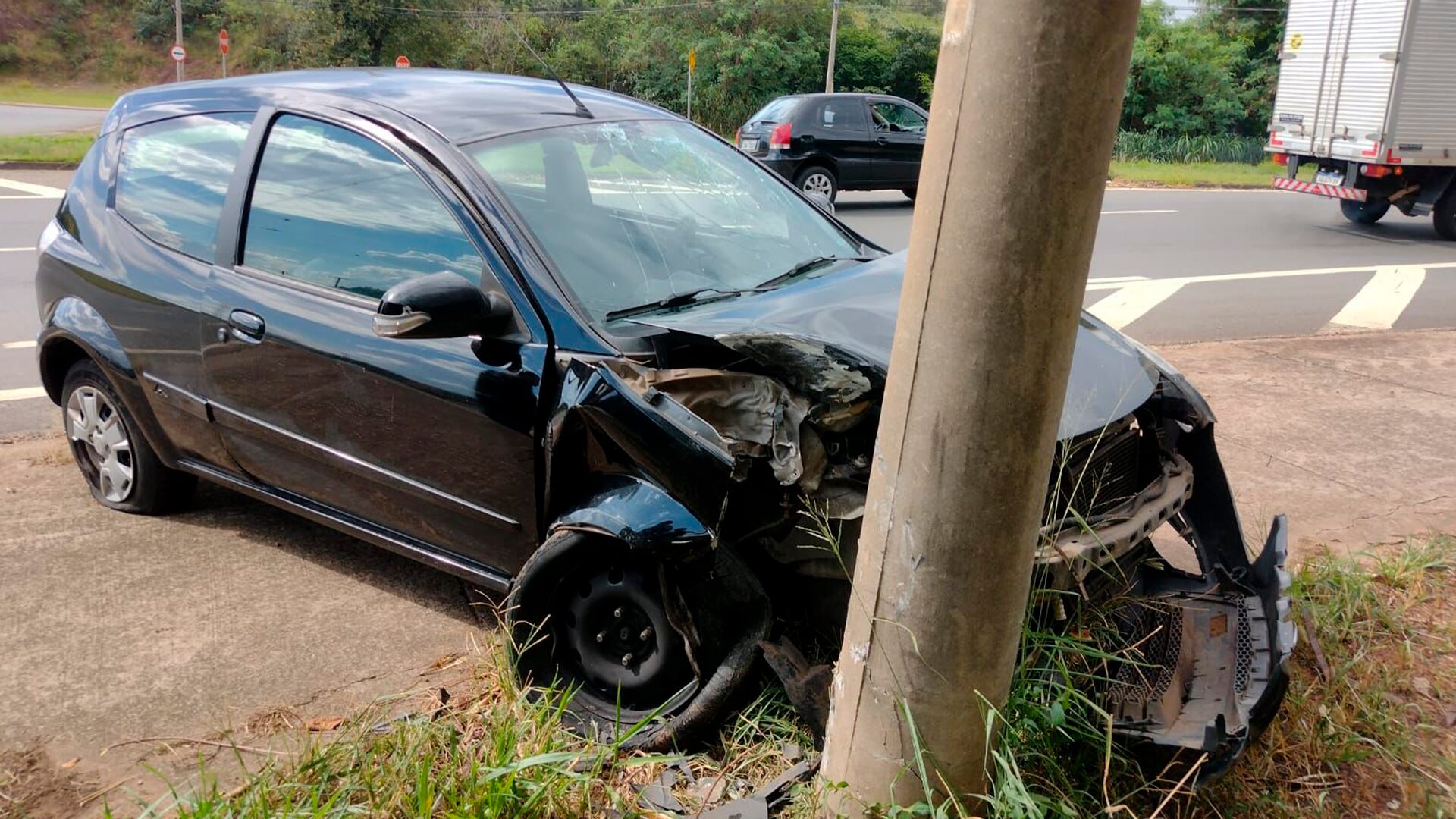 Mulher bate carro em poste no Anel Viário, em Limeira