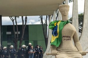 Mulher que pichou estátua do STF deixa prisão