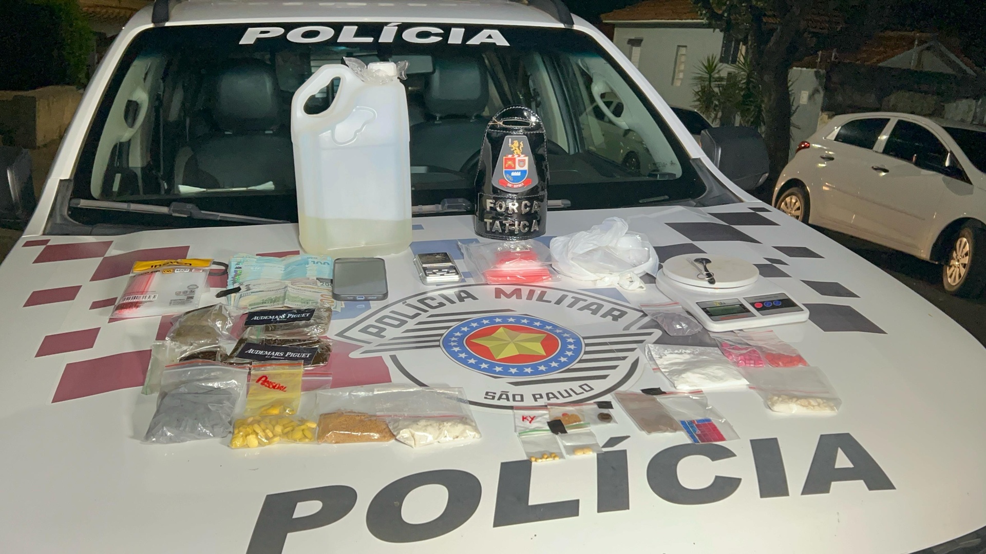 PM prende homem com centenas de drogas sintéticas e R$ 10 mil em Limeira