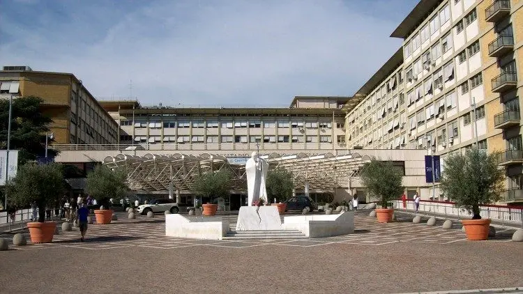 Papa Francisco apresenta melhora gradual e segue com atividades leves no hospital