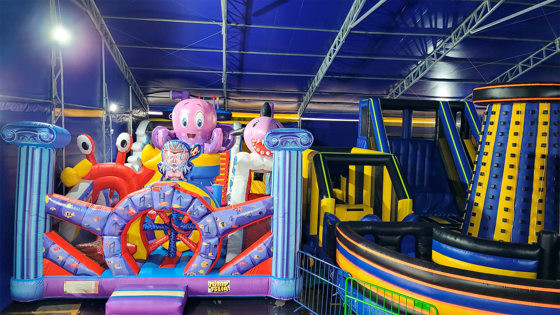 Parque inflável garante diversão às famílias no Limeira Shopping