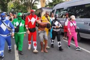 Power Rangers prendem homem com 7 celulares em bloco no Carnaval de SP